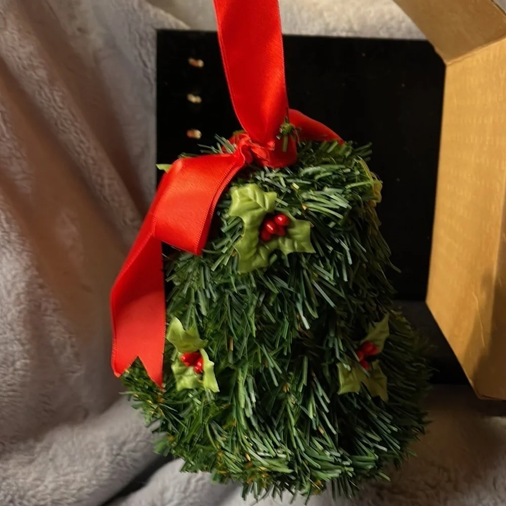 Avon Vintage “Merry Kissmas” Musical Bell NIB